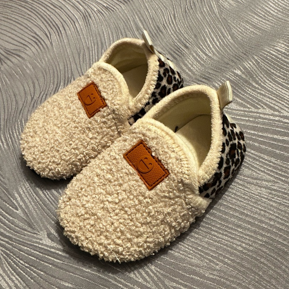 L-RUN girls Toddler size 24-25  slippers- beige and leopard print